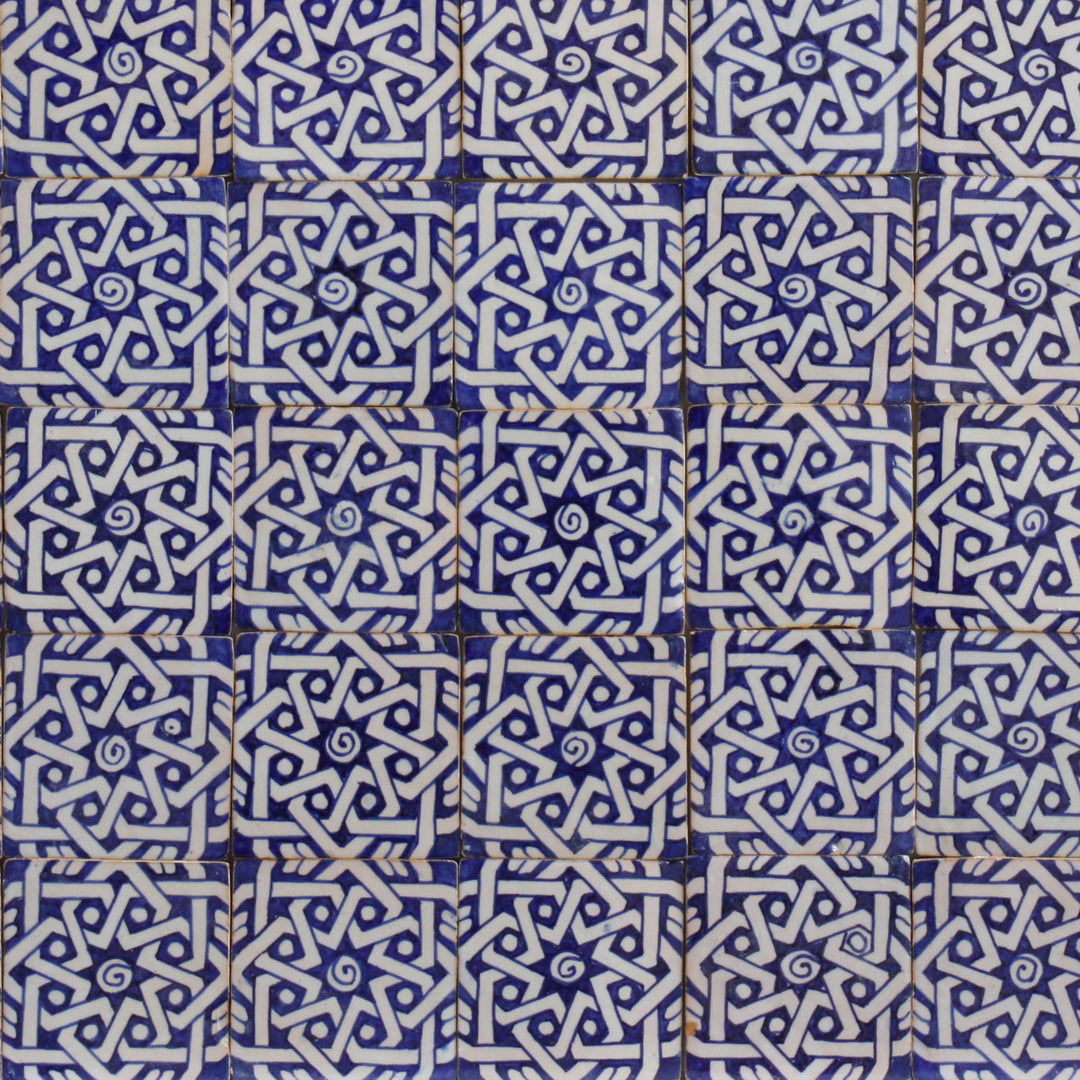 Handbemalte Fliese – Mediterrane Ornamentik
