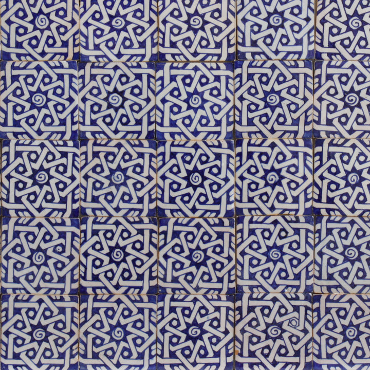Handbemalte Fliese – Mediterrane Ornamentik