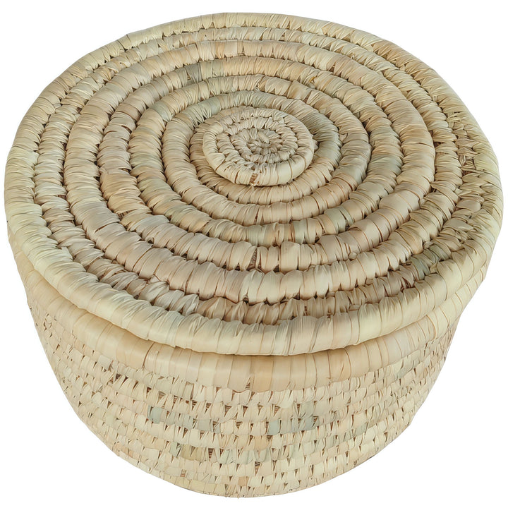 Runder Aufbewahrungskorb aus Palmblatt mit 28 cm Durchmesser und geschlossenem Deckel mit Spiralmuster.