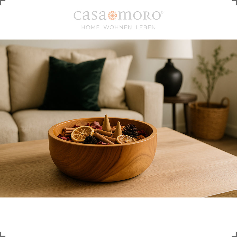 Dekoschale aus Teakholz mit Naturmaterialien im Wohnzimmer