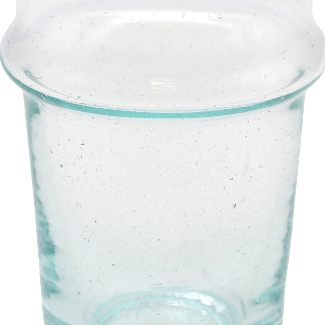 Eiskaffee im transparenten Glas – handgefertigte Oberfläche mit Struktur
