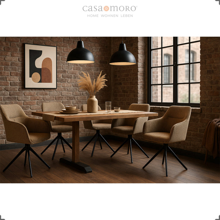 Vier 360° drehbare Polsterstühle mit Armlehnen in Braun an einem Holztisch in modernem Esszimmer mit Backsteinwand, schwarzen Lampen und warmem Licht