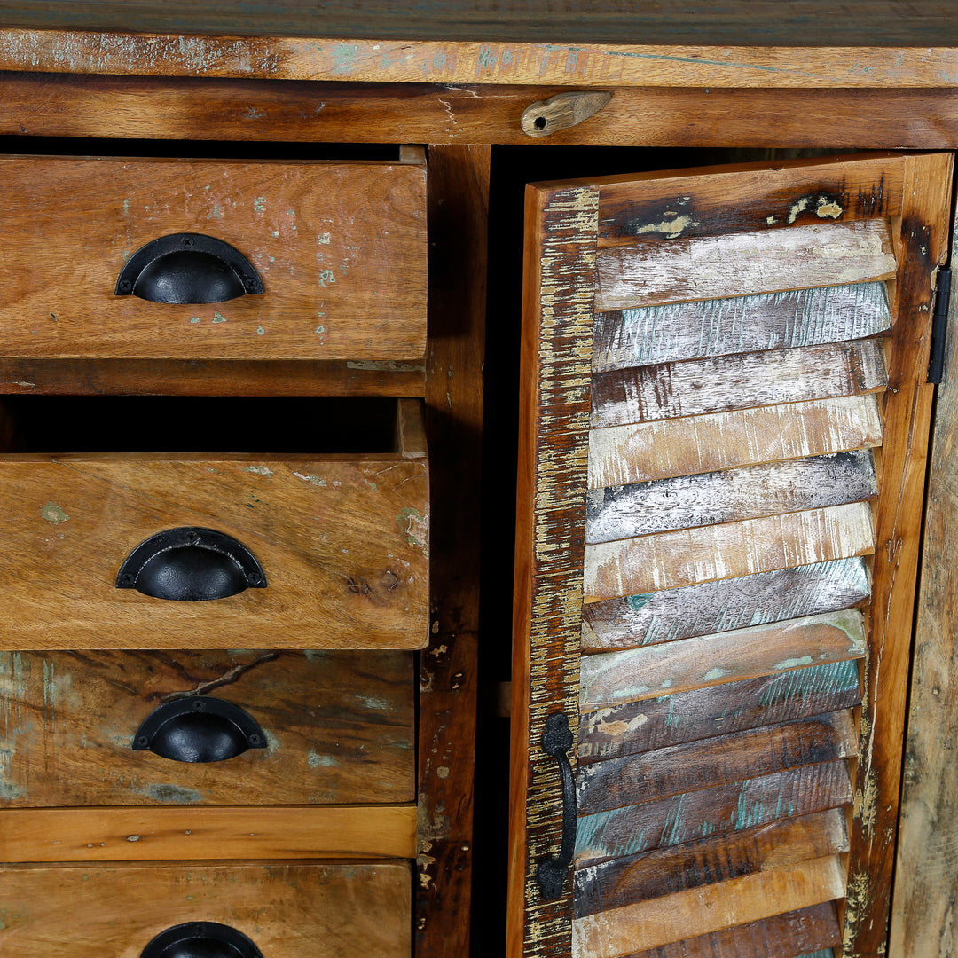 Detailansicht eines Highboards aus massivem Holz mit Schubladenfront und Patchwork-Tür