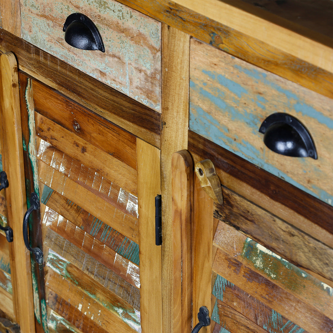 Detailansicht der Schubladen und Türen aus Massivholz und Altholz im Vintage-Stil