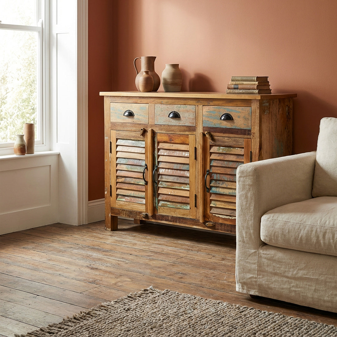 Highboard aus massivholz und altholz mit Schubladen im Vintage-Landhausstil, im Wohnzimmer platziert