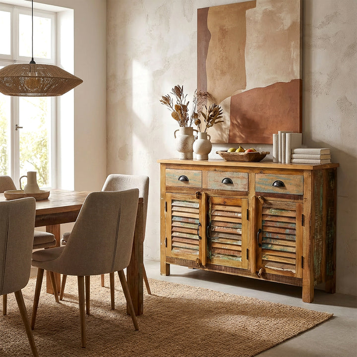 Highboard aus massivem Holz und altholz mit Schubladen im Vintage-Stil, im Esszimmer platziert