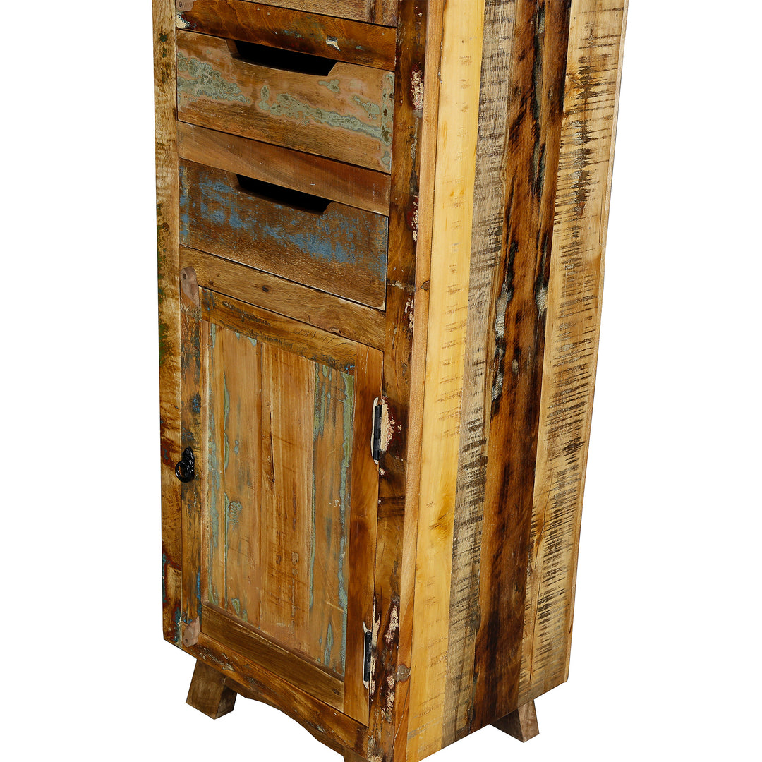 Schrank aus altholz und massivholz mit Schublade und Türen im Vintage-Stil, freistehend gezeigt