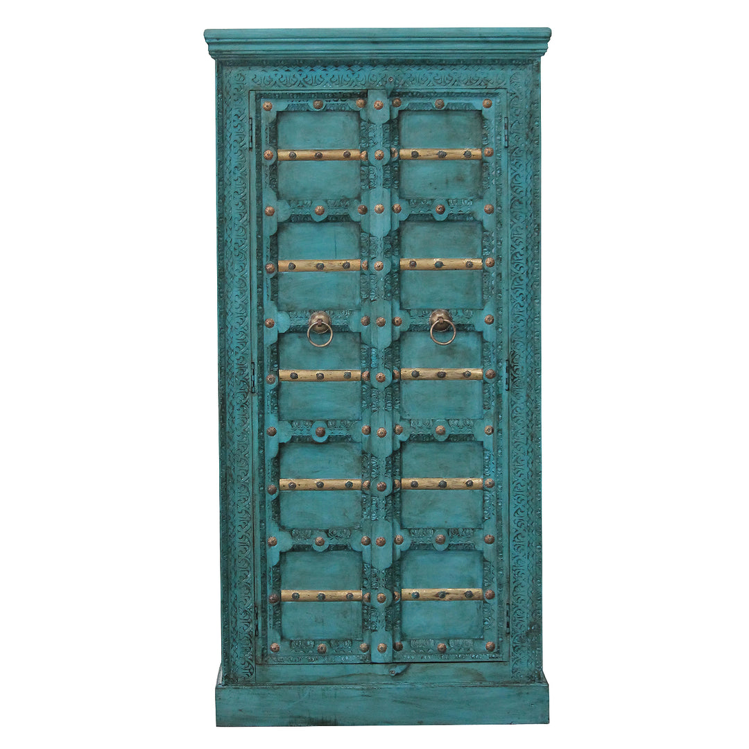 Holzschrank aus Mangoholz in Türkis mit Ornamenten, goldfarbenen Zierleisten und zwei Türen von vorn.