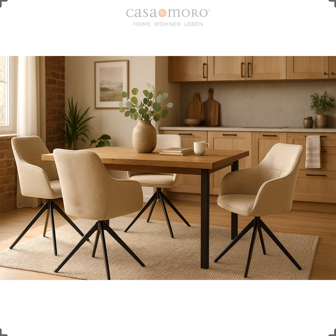 Vier 360° drehbare Polsterstühle mit Armlehnen in Beige an einem Holztisch in einer hellen Küche mit warmen Holztönen und natürlicher Dekoration