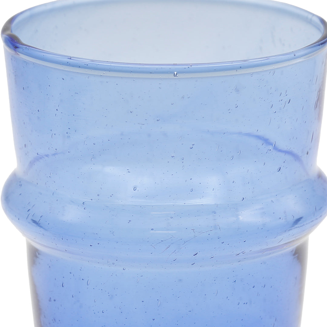 Detailaufnahme eines Latte Macchiato Glases – leicht unregelmäßige Form und Einschlüsse