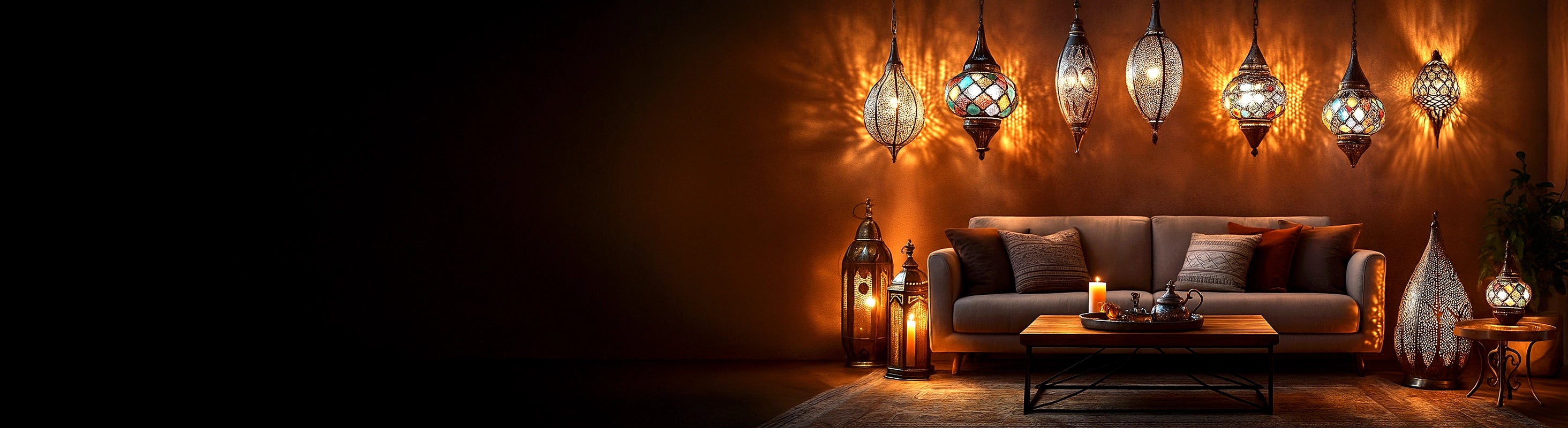 Marokkanische Lampen – Wohnzimmer mit marokkanischen Lampen, Hängelaternen und Wandlampen in warmem Licht, dekoriert mit Sofas, Messing-Accessoires und Leder
