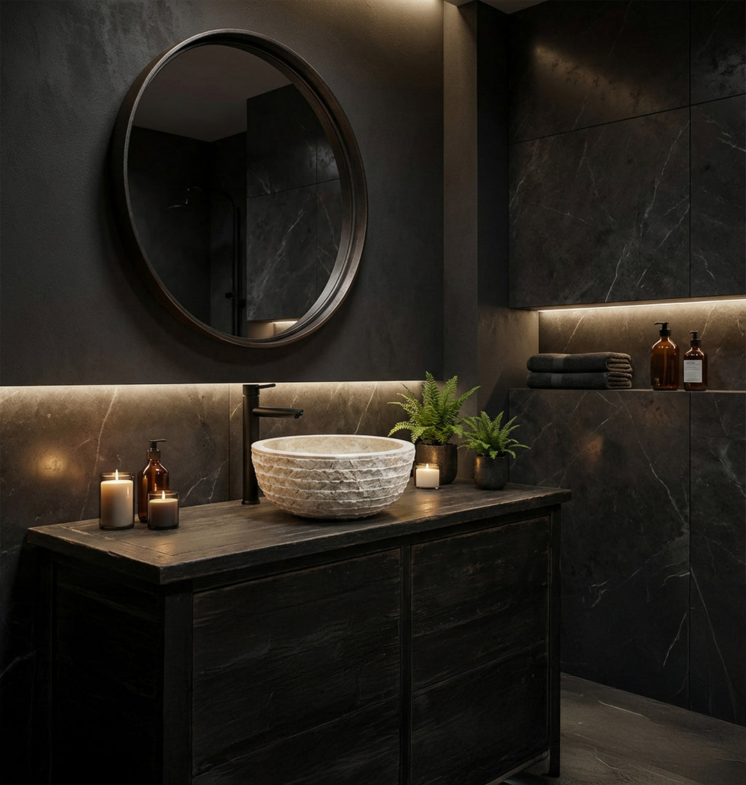 Edles Steinwaschbecken aus Naturstein als Aufsatzbecken auf dunklem Waschtisch im modernen Spa-Badezimmer mit Kerzenlicht