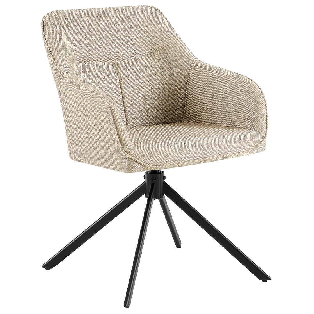 Schrägansicht eines 360° drehbaren Polsterstuhls mit Armlehnen in Beige, gepolstert mit Fischgrätmuster und schwarzem Metallgestell in Stativform