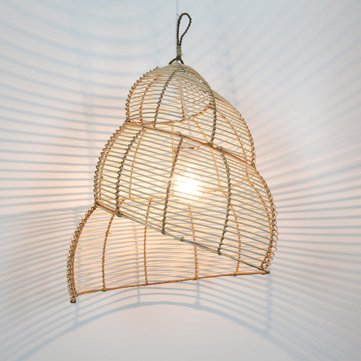 Spiralig geformte Rattan-Deckenlampe mit offenem Geflecht und weichem, natürlichen Lichtspiel an der Wand
