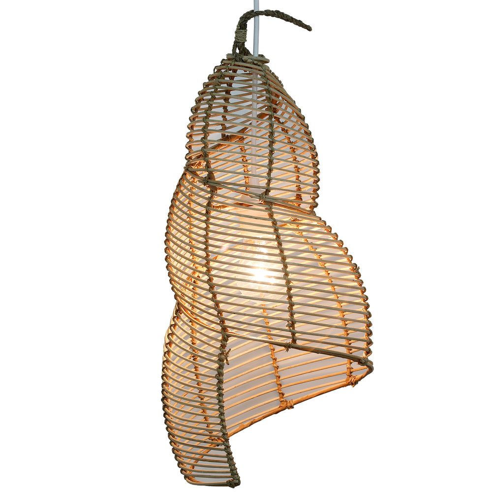 Geschwungener Lampenschirm aus handgeflochtenem Rattan, natürliche Form mit sanfter Lichtdurchlässigkeit