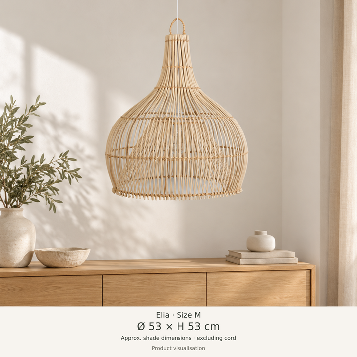 Produktvisualisierung der Rattan-Pendelleuchte Elia in Größe M mit Ø 53 × H 53 cm Schirmmaßen im Wohnraum