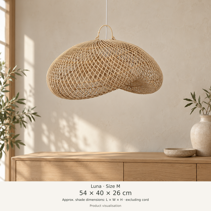 Produktvisualisierung der Rattan-Pendelleuchte Luna in Größe M mit 54 × 40 × 26 cm Schirmmaßen im Wohnraum