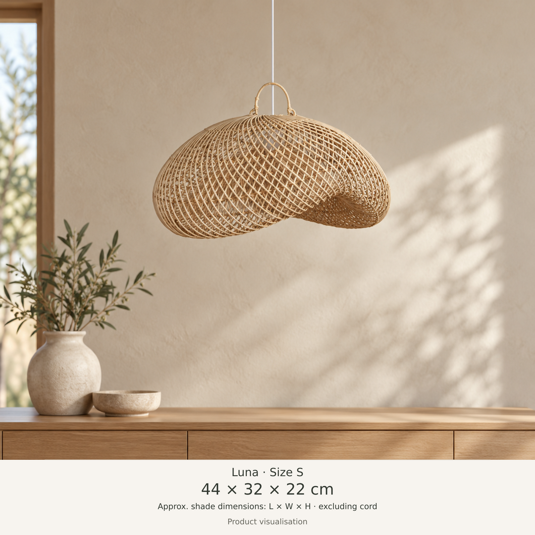 Produktvisualisierung der Rattan-Pendelleuchte Luna in Größe S mit 44 × 32 × 22 cm Schirmmaßen im Wohnraum