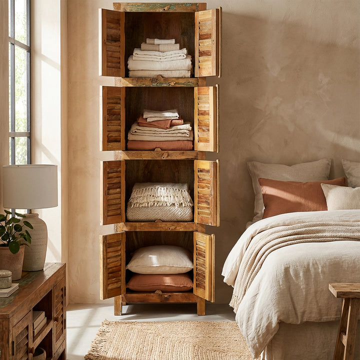 Schmaler Schrank aus massivem Holz und Altholz im Landhausstil, im Schlafzimmer platziert