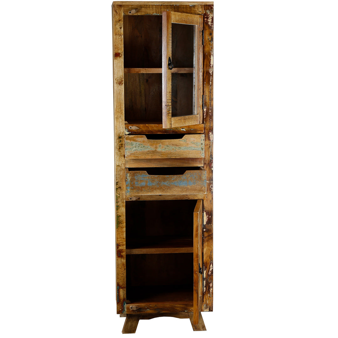 Hochschrank aus altholz und massivholz mit Schublade und Türen im Vintage-Stil, in der Küche platziert