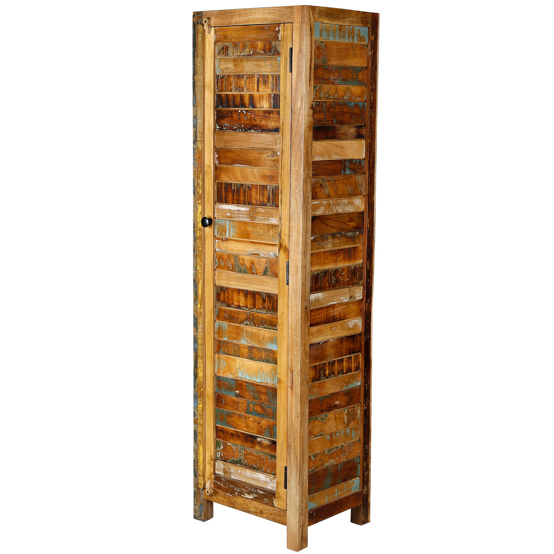 Schmaler Hochschrank aus Massivholz und Altholz im Vintage-Stil, freistehend gezeigt
