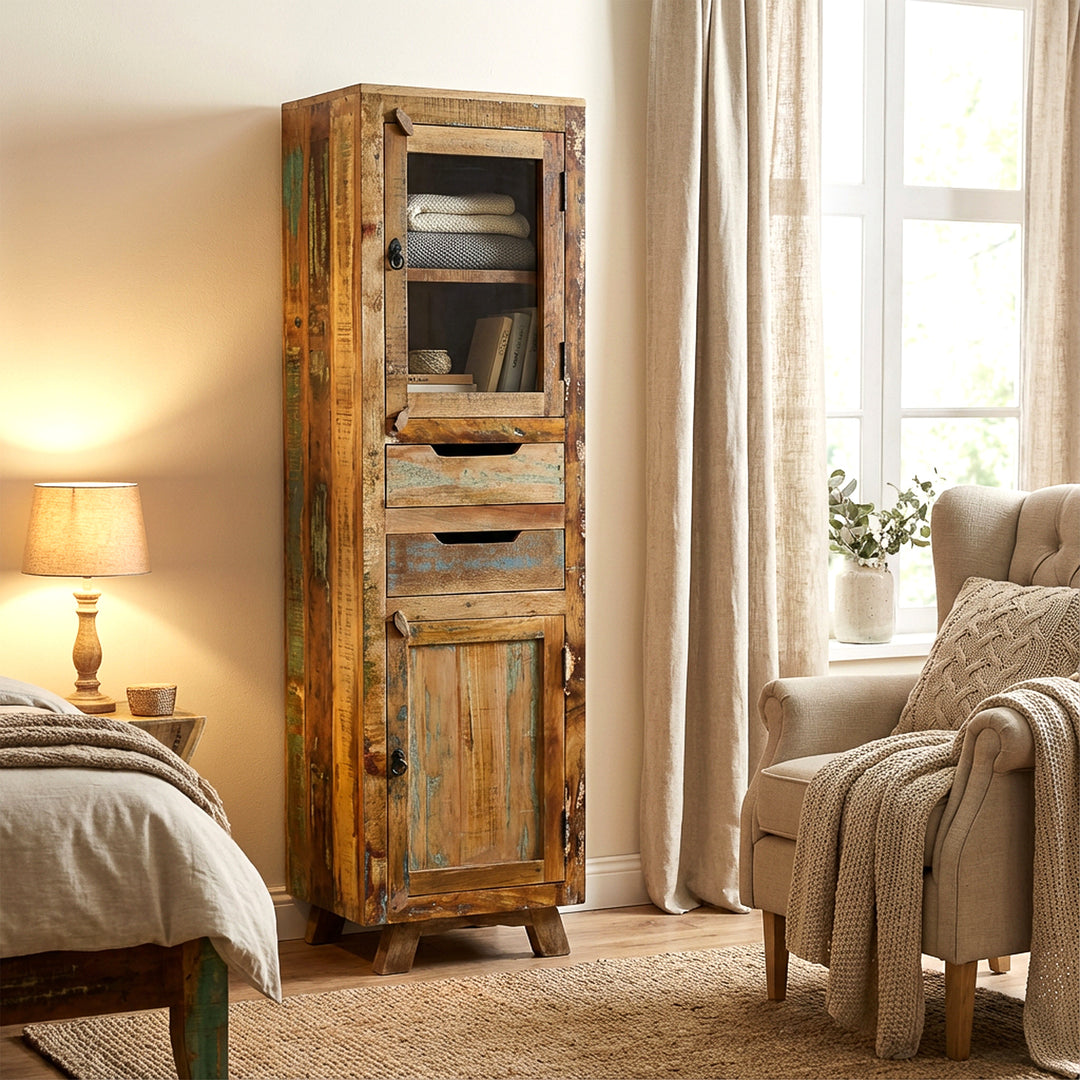 Vitrinenschrank aus massivholz und altholz mit Schublade und Türen im Vintage-Stil, im Schlafzimmer platziert