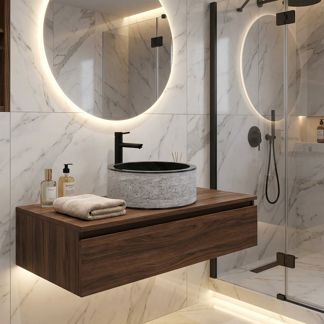Rundes Steinwaschbecken auf schwebender Holzkonsole, modern kombiniert mit schwarzer Armatur im eleganten Designbad.