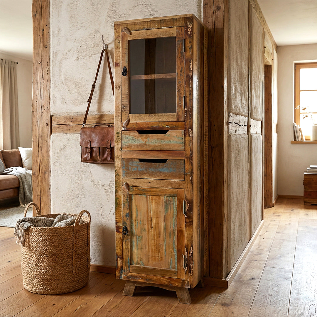Hochschrank aus massivholz und altholz mit Schublade und Türen im Vintage-Stil, im Flur platziert