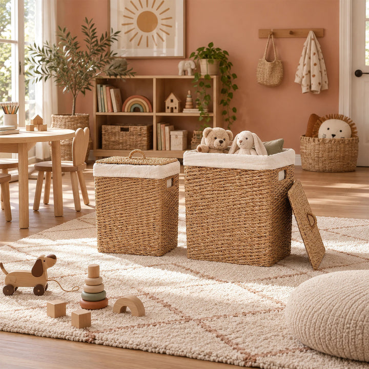 Zwei Wäschekörbe aus Seegras mit 50 und 90 Litern Volumen im Kinderzimmer, großer Korb mit Kuscheltieren gefüllt.
