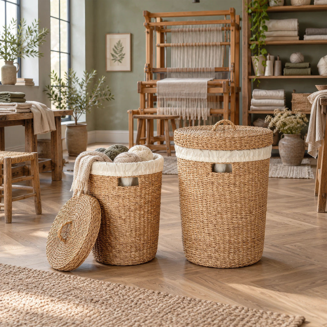 Wäschekorb-Set aus Seegras mit 38 und 75 Litern Volumen im Webatelier, kleiner Korb mit Wolle und angelehntem Deckel.