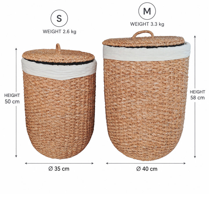 Maße der Seegras-Wäschekörbe mit Deckel im 2er-Set: S Ø 35 × H 50 cm, 2,6 kg; M Ø 40 × H 58 cm, 3,3 kg.
