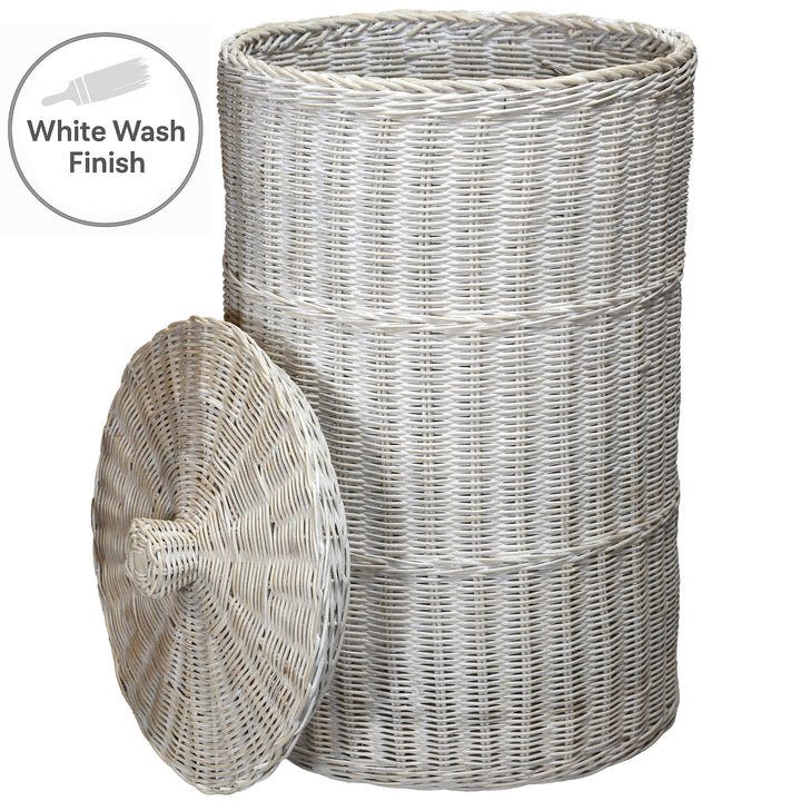 Handgeflochtener Wäschekorb aus Rattan im White-Wash-Finish, mit Deckel und 50 L Volumen