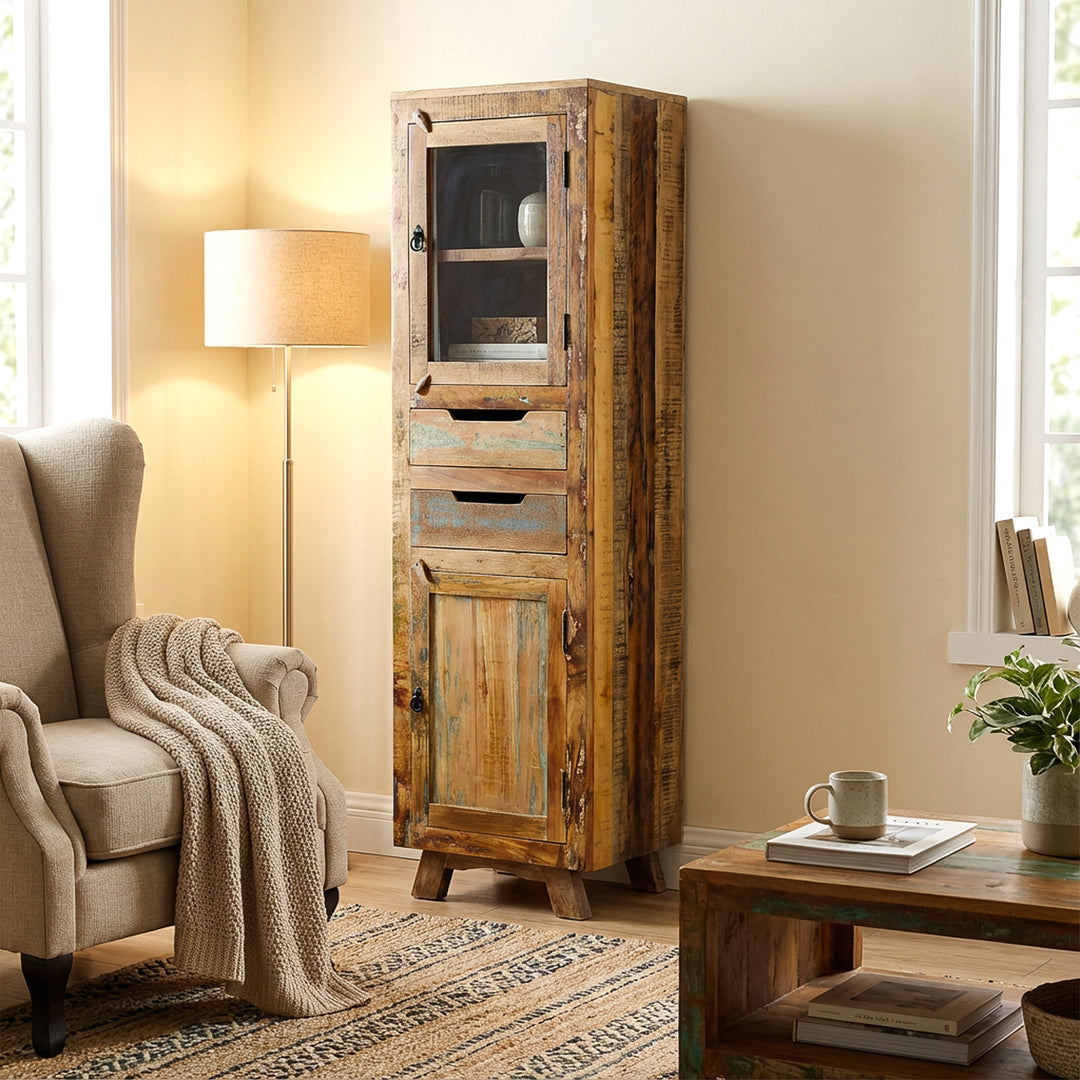 Vitrinenschrank aus massivholz und altholz mit Schublade und Türen im Vintage-Stil, im Wohnzimmer platziert